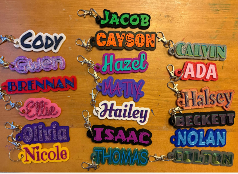 Chaveiros personalizados com nome em duas cores